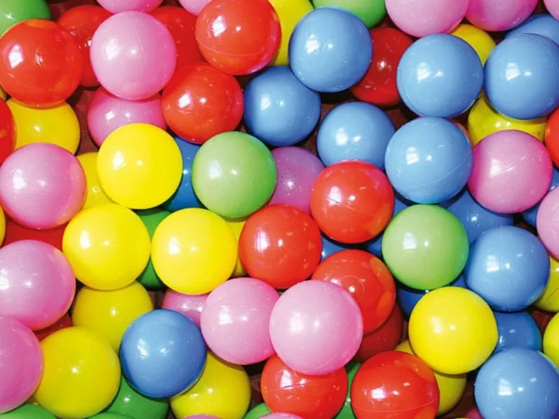 Boules colorées — jeu d'extérieur pour enfants